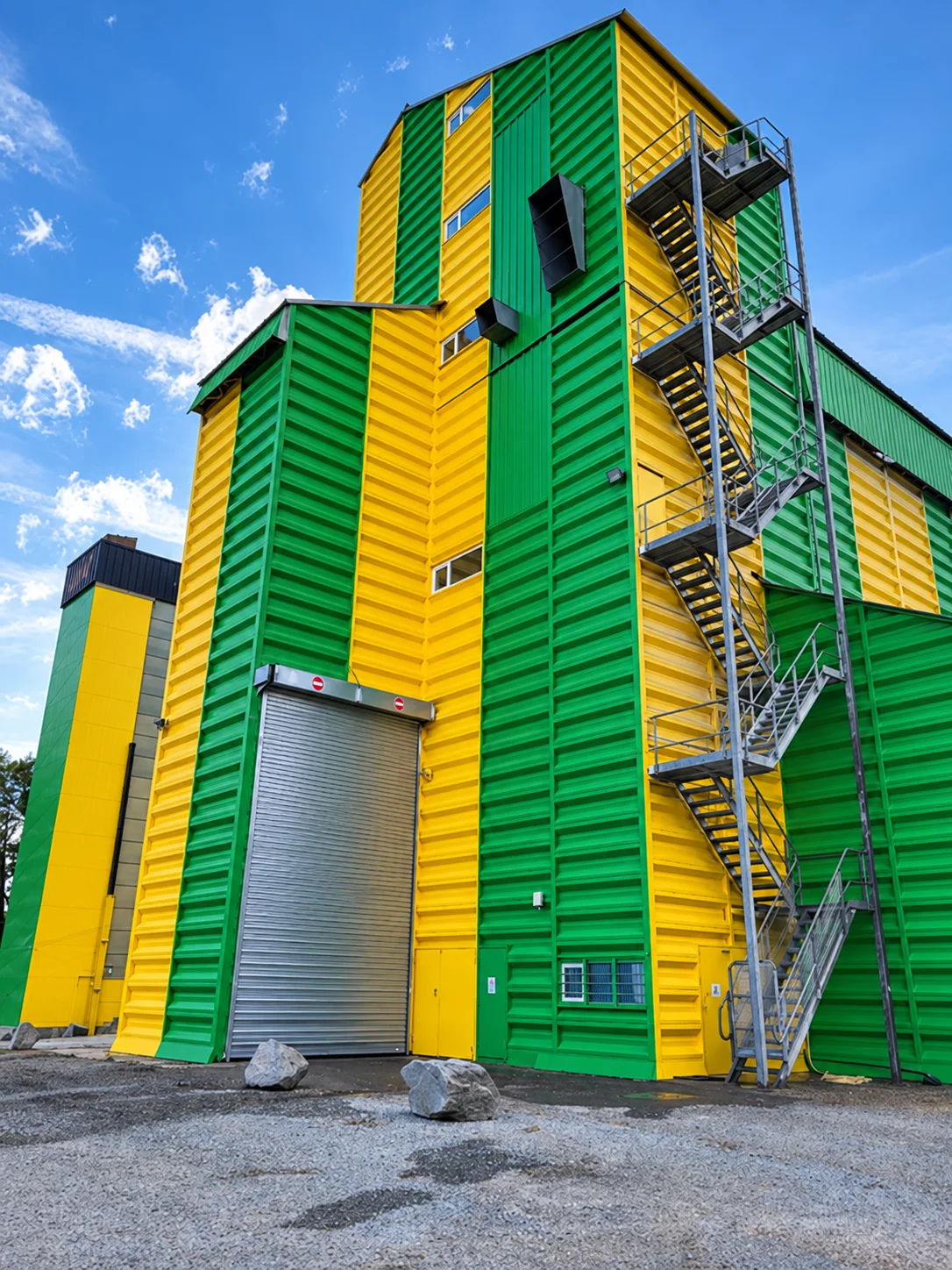La même tour après mise en peinture, vert et jaune, vue en contre-plongée.